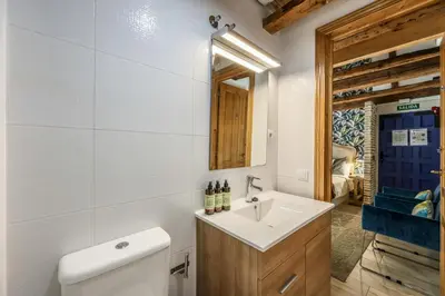 Un baño de AmazINN Boutique Madrid Plaza de España