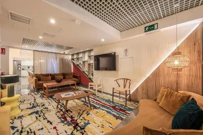 Una televisión o centro de entretenimiento en AmazINN Madrid Chamberi
