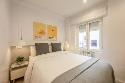 Cama o camas de una habitación en AmazINN Madrid Chamberi