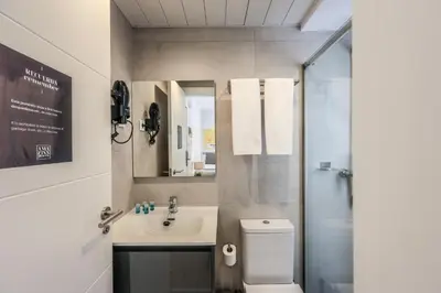 Un baño de AmazINN Madrid Chamberi