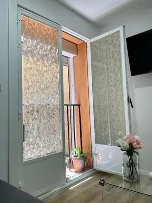 Una televisión o centro de entretenimiento en Madrid Villa Suites Serenidad