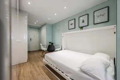 Cama o camas de una habitación en AmazINN Stay Madrid San Bernardo