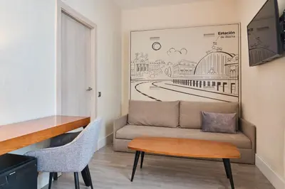 Una televisión o centro de entretenimiento en Hotel Puerta de Toledo