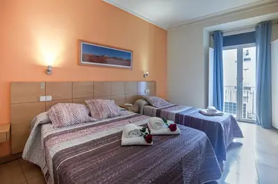 Cama o camas de una habitación en Hostal Inter Puerta del Sol AUTO CHECK IN