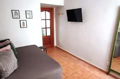 Una televisión o centro de entretenimiento en Estudio Lavapiés cerca de Antón Martín