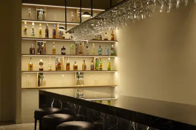 El salón o zona de bar de ICON Embassy