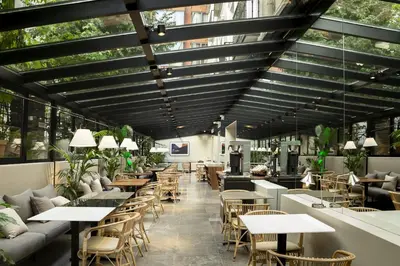 Un restaurante o sitio para comer en ICON Embassy