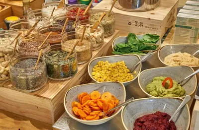 Comida en o cerca de este hotel