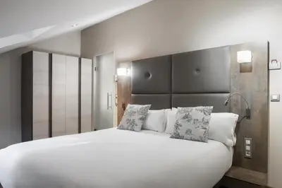 Cama o camas de una habitación en Petit Palace Posada del Peine