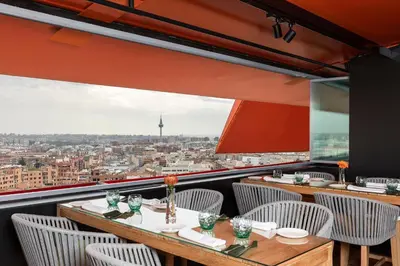 Un restaurante o sitio para comer en Hotel Puerta America