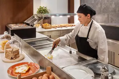 Comida en o cerca de este hotel