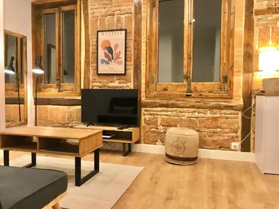 Una televisión o centro de entretenimiento en Reina Sofía Museum House
