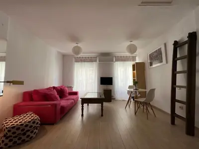 Una televisión o centro de entretenimiento en Lovely studio con balconcitos