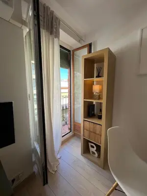 Una televisión o centro de entretenimiento en Lovely studio con balconcitos