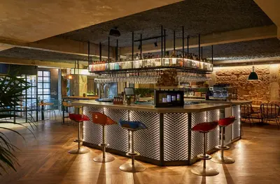 El salón o zona de bar de Hotel Indigo Madrid - Princesa by IHG