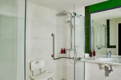 Un baño de Hotel Indigo Madrid - Princesa by IHG