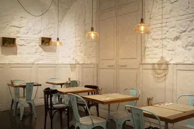 Un restaurante o sitio para comer en Petit Palace Plaza del Carmen
