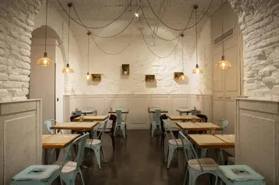 Un restaurante o sitio para comer en Petit Palace Plaza del Carmen