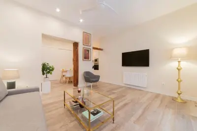 Una televisión o centro de entretenimiento en Candido Apartamento en el Corazón de La Latina
