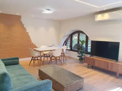 Una televisión o centro de entretenimiento en Luxury Apartment Museum Mile Atocha 2