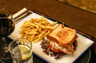 Comida en o cerca de este hotel