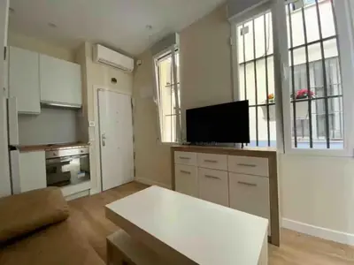 Una televisión o centro de entretenimiento en Apartments Madrid Lavapies-Reina Sofia