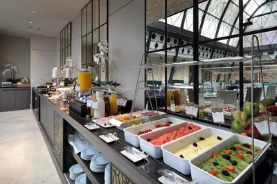Comida en o cerca de este hotel