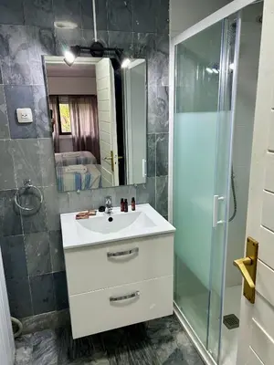 Un baño de Apartamentos Goya 75