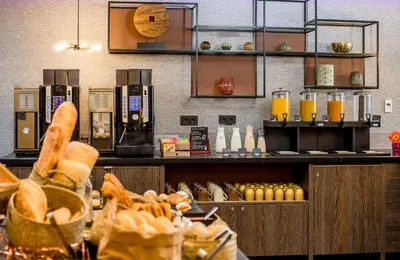 Comida en o cerca de este hotel