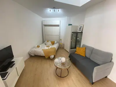 Una televisión o centro de entretenimiento en Bonito Estudio con terraza