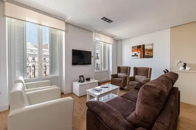 Una televisión o centro de entretenimiento en Waou Apartamentos en Sol Deluxe 1