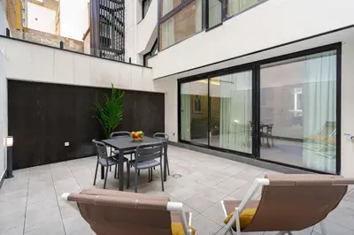 Un patio o zona al aire libre en Feelathome Ventas Suites