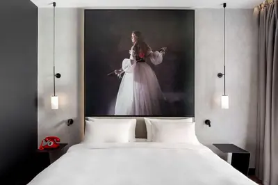 Cama o camas de una habitación en Radisson RED Madrid