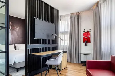 Cama o camas de una habitación en Radisson RED Madrid