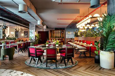 Un restaurante o sitio para comer en Radisson RED Madrid