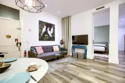 Una televisión o centro de entretenimiento en Madrid Atocha - Apartamento de 2 dormitorios