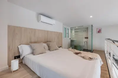 Cama o camas de una habitación en Líbere Madrid Palacio Real