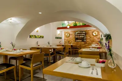 Un restaurante o sitio para comer en Hotel Meninas - Boutique Opera