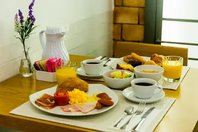 Comida en o cerca de este hotel