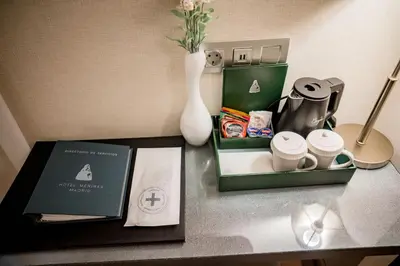 Utensilios para hacer té y café en Hotel Meninas - Boutique Opera