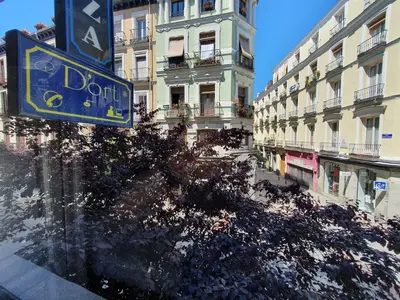Edificio en el que se encuentra el hostal o pensión