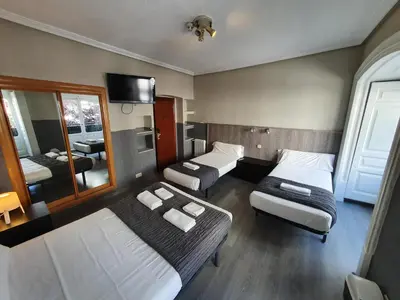 Una televisión o centro de entretenimiento en Plaza Dort Rooms IV