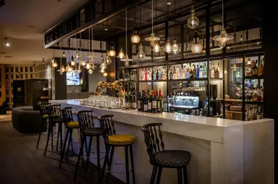 El salón o zona de bar de Motel One Madrid-Plaza de España