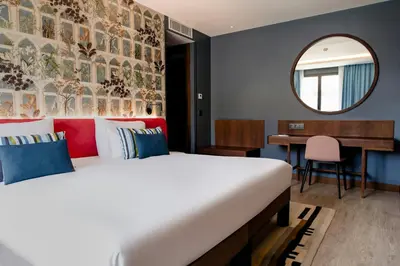 Cama o camas de una habitación en Motel One Madrid-Plaza de España