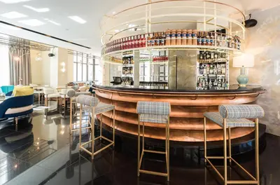 El salón o zona de bar de Vincci Capitol