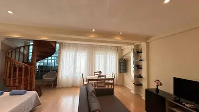 Una televisión o centro de entretenimiento en Rooms San Marcos