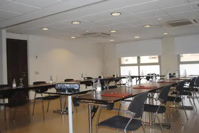 Zona business o sala de conferencias en Suites Viena Plaza de España