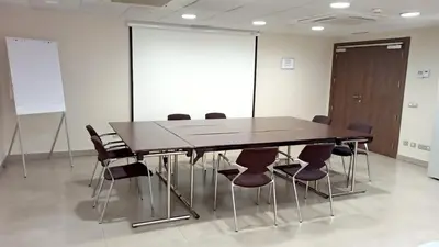 Zona business o sala de conferencias en Suites Viena Plaza de España