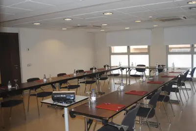 Zona business o sala de conferencias en Suites Viena Plaza de España