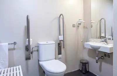 Un baño de Suites Viena Plaza de España